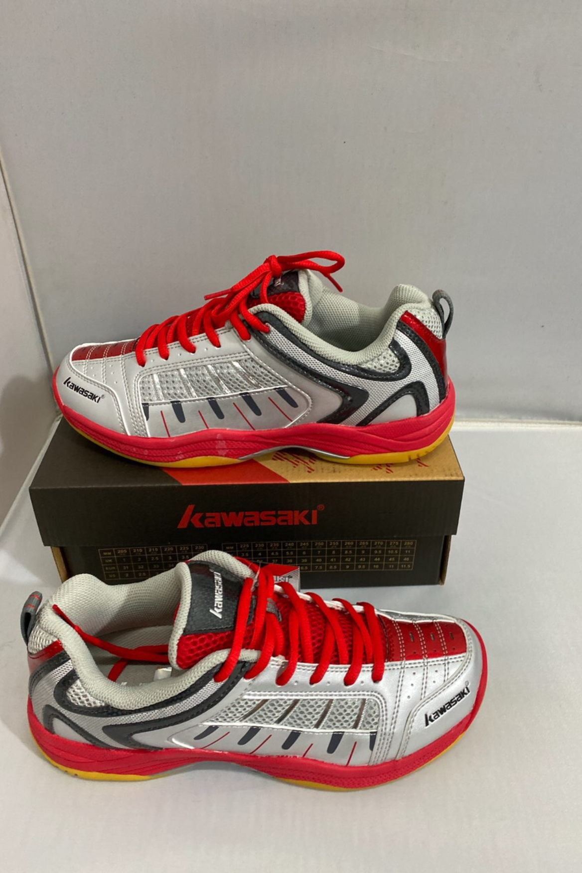 Giày cầu lông bóng chuyền kawasaki K22104 màu bạc ánh đỏ